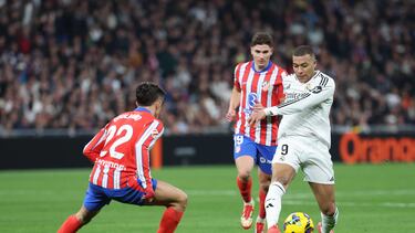 Julián Álvarez y Kylian Mbappé, en un derbi de la temporada 24-25.