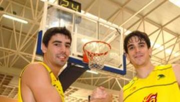 <b>UN PULSOA. </b>Carlos Suárez y Saúl Blanco luchan por disputar el Eurobasket de Polonia.