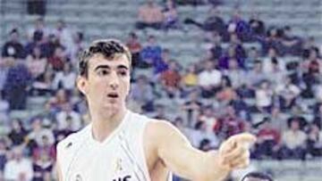 <b>LA ANSIADA TORRE. </b>Sinanovic, 2,21 metros, en el partido del miércoles ante el Fórum.