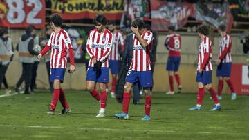 Los futbolistas del Atlético, cabizbajos tras el KO en León.