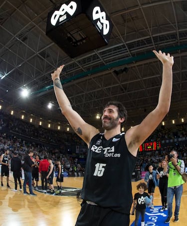 Emotivo homenaje a Mumbrú en el adiós de Miribilla a la ACB