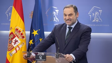 El exministro de Transportes y diputado del PSOE, José Luis Ábalos, durante una rueda de prensa, en el Congreso de los Diputados, a 27 de febrero de 2024, en Madrid (España). Tras la implicación de al menos 20 personas por el supuesto cobro de comisiones en adjudicaciones fraudulentas de mascarillas durante la pandemia, entre las que se encontraba el exasesor del exministro socialista José Luis Ábalos, Koldo García, el PSOE pidió ayer a José Luis Ábalos que entregase su acta de diputado en las siguientes 24 horas. Sin embargo, el exministro se ha negado a dimitir y seguirá como diputado pero en el Grupo Mixto, ya que insiste que no está imputado en ninguna causa.
27 FEBRERO 2024;ABALOS;DIPUTADO;GRUPO MIXTO;DIMISIÓN;NO RENUNCIA;
Eduardo Parra / Europa Press
27/02/2024