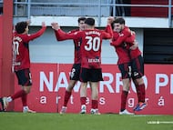 Javi Hernández celebra su segunda diana junto a varios de sus compañeros.