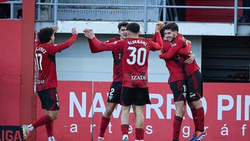 Javi Hernández celebra su segunda diana junto a varios de sus compañeros.