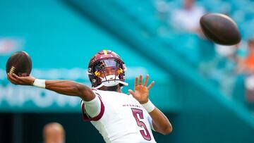 MIAMI GARDENS, FLORIDA - AUGUST 17: Jayden Daniels #5 of the Washington Commanders warms up prior to a preseason game against the Miami Dolphins at Hard Rock Stadium on August 17, 2024 in Miami Gardens, Florida. Rich Storry/Getty Images/AFP (Photo by Rich Storry / GETTY IMAGES NORTH AMERICA / Getty Images via AFP)