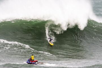 
Desde el 1 de enero y hasta el 31 de marzo está en marcha el período de espera –de olas de 10 metros- para el Illa Pancha Challenge (Galicia), que este año estrena condición de campeonato de España de surf tow-in. En caso de no darse las condiciones, se activaría de nuevo a partir del 1 de octubre, cuando también se activarán para el Punta Galea Challenge (País Vasco) y La Vaca Gigante (Cantabria). Son los 3 eventos de surf de olas grandes que hay en España, cada uno con sus particularidades y todos ellos espectaculares (con olas de 6 metros para arriba).