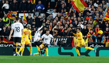 Hugo Guillamón, en su primera titularidad en Liga esta temporada, firma un golazo tremendo. Recogió un balón en la frontal del área, se hizo un hueco hasta finalizar con un preciso disparo con rosca para colarse por la mismísima escuadra. No pudo llegar Iñaki Peña. 1-1