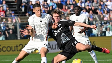 COMO (Italy), 08/03/2025.- Comos Nico Paz (R) and Venezias Jay Idzes in action during the Italian Serie A soccer match between Como 1909 and Venezia FC, in Como, Italy, 08 March 2025. (Italia) EFE/EPA/Daniel Dal Zennaro