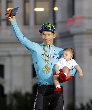 Primoz Roglic se quedó con el título en La Vuelta a España. El podio lo completó Alejandro Valverde y Tadej Pogacar. Superman López se llevó el premio de Supercombativo de la carrera y el Movistar Team de Nairo fue el mejor equipo. 