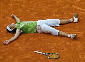 Toda gran historia tiene un comienzo, y el idilio de Rafa Nadal con París no iba a ser menos. En el 2005 comenzó a forjar su leyenda con su primera final y título de Grand Slam en la arcilla de Roland Garros. Antes de que elevara el listón a una altura inalcanzable de 12 Copas de los Mosqueteros, Rafa inició su camino ante el argentino Mariano Puerta, al que batió por 6-7, 6-3, 6-1, 7-5. Con 19 años y dos días se convirtió en el cuarto jugador más joven de la historia en conquistar Roland Garros y el segundo debutante campeón, después de Mats Wilander. También destacan otras finales, como la tremenda superioridad que exhibió ante Federer en 2008 (6-1, 6-3 y 6-0) y el duelo español ante David Ferrer en 2013 (6-3, 6-2 y 6-3).