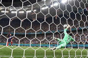 D¨¦cimo penalti de la serie. Yann Sommer desv¨ªa el lanzamiento de Kylian Mbapp¨¦ dando la clasificaci¨®n al conjunto suizo.