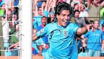 <b>VALOR EN ALZA. </b>Luis Suárez, en la imagen con Uruguay, es una referencia en el Ajax de Van Basten.
