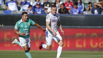Jonathan Rodríguez conduce el balón durante el Campeón de Campeones