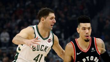 Nikola Mirotic, ante Danny Green durante un partido de la final de la Conferencia Este entre Milwaukee Bucks y Toronto Raptors.