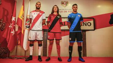 Mario, Paula Andújar y Velázquez, con las nuevas equipaciones.