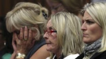 June Steenkamp (en el centro), madre de Reeva Steenkamp, acompañada de familiares y amigos, durante el juicio contra Oscar Pistorius, presunto asesino de su hija.