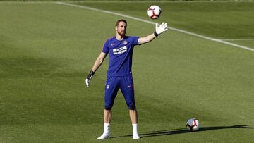 Oblak, entrenándose con el Atlético.