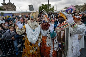 Los Reyes Magos han llegado a la ciudad de Barcelona por mar, a bordo del pailebote Santa Eulàlia, como es tradición.