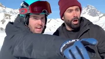 Lucas Eguibar y Jorge Cremades durante el vídeo humorístico grabado en Formigal sobre 'gente esquiando'. Lucas Eguibar, concasco y máscara, señala a un tipo que roba material de esquí.