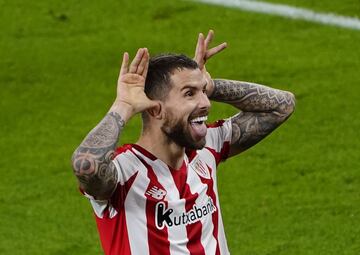 Iñigo Martínez celebrando el gol de la victoria para el Athletic de Bilbao 