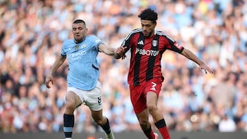 Manchester (United Kingdom), 05/10/2024.- Raul Jimenez of Fulham (R) in action against Mateo Kovacic of Manchester City (L) during the English Premier League soccer match between Manchester City and Fulham FC in Manchester, Britain, 05 October 2024. (Reino Unido) EFE/EPA/ADAM VAUGHAN EDITORIAL USE ONLY. No use with unauthorized audio, video, data, fixture lists, club/league logos or 'live' services. Online in-match use limited to 120 images, no video emulation. No use in betting, games or single club/league/player publications.