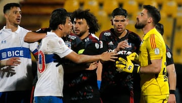 El jugador de Universidad Católica, Guillermo Burdisso, disputa el balón contra Fernando De Paul de Colo Colo.