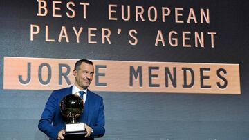 Mendes recibe el premio.