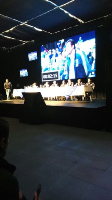 Grupo de hinchas protesta en la asamblea de Millonarios