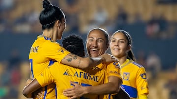 AME1547. MONTERREY (MÉXICO), 29/04/2024.- Thembi Kgatlana (c), Jennifer Hermoso (i) y Sandra Mayor (d) de Tigres celebran un gol ante Necaxa este lunes, en un partido del Torneo Clausura 2024 de la Liga Femenina Mx contra Necaxa, celebrado en el estadio Universitario de la ciudad de Monterrey (México). EFE/ Miguel Sierra
