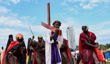Los devotos católicos realizan la recreación de la crucifixión de Jesucristo, durante la procesión del Viernes Santo desde la Iglesia Católica nuestra Señora de África en Kampala, Uganda. 