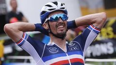 Julian Alaphilippe se muestra sonriente tras proclamarse campe&oacute;n del mundo de ciclismo en ruta 2021.