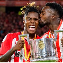 Nico, besándose el escudo, en las entradas del Athletic-Barça