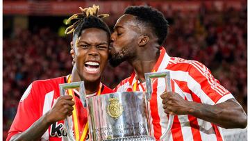 Nico, besándose el escudo, en las entradas del Athletic-Barça