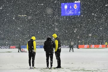 Un manto de nieve cubre el césped del estadio de Bérgamo.

