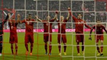 Los jugadores del Bayern celebran junto a su afición la goleada ante el Hamburgo (9-2) que les acerca al título.