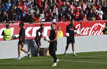 Los jugadores del equipo andaluz entrenaron acompañados por los ánimos y la alegría de miles de aficionados que no quisieron perderse a sus ídolos.