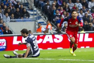 Nacido en Torreón, Coahuila, pasó a las fuerzas básicas de Chivas Sub-15, Sub-17 y Sub-20, para finalmente, debutar en Primera División el 24 de febrero de 2013. El 19 de marzo de 2016 convierte sus primeros dos goles y con ellos se convierte en la gran promesa del Club Guadalajara; podría asistir a los Juegos Olímpicos de Río de Janeiro.