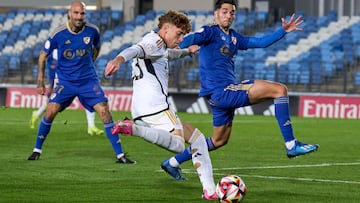 Víctor Martín se dispone a chutar el balón en una jugada del Real Madrid Castilla-Linares.