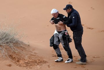 El piloto español Carlos Sainz es atendido por el personal médico tras sufrir un accidente.