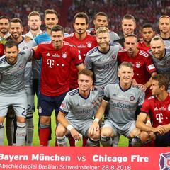 James en forma: Asistencia en el homenaje a Schweinsteiger