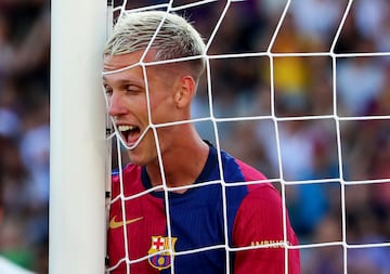 Divertida imagen de Dani Olmo durante el partido entre el FC Barcelona y el Real Valladolid CF correspondiente a la jornada 4 en el Estadio Lluis Companys, el 31 de agosto de 2024. El encuentro acab車 con un contundente 7-0.