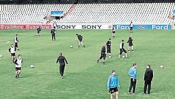 <b>PREPARADOS. </b>El Inter se entrenó anoche en Mestalla con grandes dosis de confianza. El equipo de Mancini espera seguir su racha de triunfos y tratará de firmar su pase a cuartos.