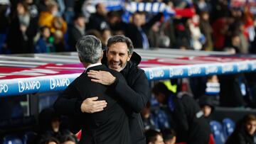 SAN SEBASTIÁN, 06/02/2025.- El entrenador de la Real Sociedad, Imanol Alguacil (i), saluda al del Osasuna, Vicente Moreno (d), durante el partido de cuartos de final de la Copa del Rey que Real Sociedad y CA Osasuna disputan este jueves en el Reale Arena de San Sebastián. EFE/ Javier Etxezarreta