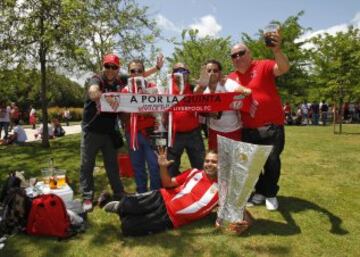 Mucha fiesta y alegría en las instalaciones de la Pradera de San Isidro donde se concentró la afición del Sevilla.