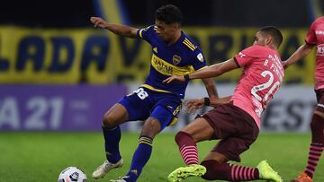 AMDEP3097. BUENOS AIRES (ARGENTINA), 20/05/2021.- Cristian Medina (i) de Boca disputa un balón con Bruno Piñatares de Barcelona hoy, en un partido de la Copa Libertadores entre Boca Juniors y Barcelona SC en el estadio La Bombonera en Buenos Aires (Argentina). EFE/Marcelo Endelli POOL