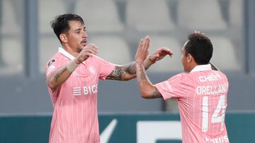 AMDEP343. LIMA (PERÚ), 04/05/2022.- Fernando Zampedri (i) de Católica celebra un gol hoy, en un partido de la Copa Libertadores entre Sporting Cristal y Universidad Católica en el estadio Nacional en Lima (Perú). EFE/Luis Gonzales Taipe