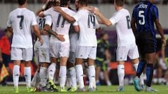 Los jugadores del Real Madrid celebran el primer gol.