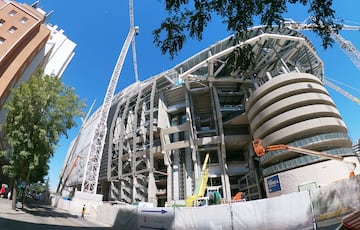 Las obras del Santiago Bernabéu desde fuera.