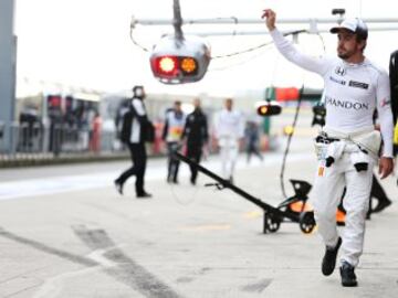 Fernando Alonso salida a los aficionados satisfecho de su posición en el GP de China tras su accidente en Melbourne.