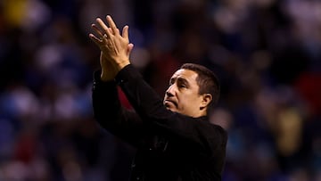 Soccer Football - Liga MX - Cruz Azul v Pumas UNAM - Estadio Cuauhtemoc, Puebla, Mexico - November 8, 2025 Pumas UNAM coach Efrain Juarez applauds fans after the match REUTERS/Henry Romero